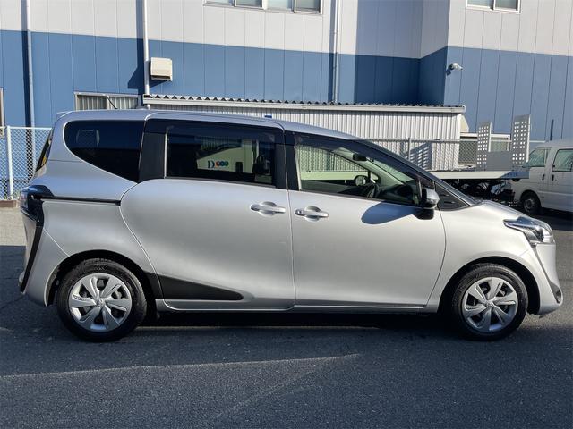 シエンタ Ｘ　ＥＴＣ　バックカメラ　ナビ　レーンアシスト　衝突被害軽減システム　両側スライド・片側電動　オートマチックハイビーム　スマートキー　アイドリングストップ　電動格納ミラー　３列シート　ウォークスルー（16枚目）