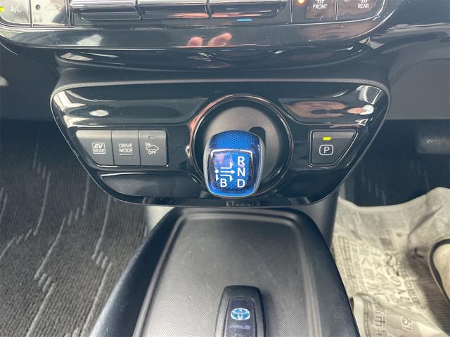 プリウス Ｓ　ＥＴＣ　レーンアシスト　オートクルーズコントロール　衝突被害軽減システム　バックカメラ　ナビ　ＴＶ　アルミホイール　オートマチックハイビーム　オートライト　ＬＥＤヘッドランプ　ＣＶＴ　スマートキー（6枚目）