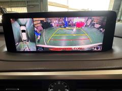 全周囲カメラとセンサーは狭い場所でも安心して駐車できるようにサポート。タッチスクリーンの表示と音で障害物との距離を確認できます。車幅感覚に慣れていない方や駐車の苦手な方には必見の装備といえます♪ 5