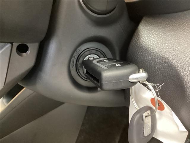 今や欠かせないアイテムとなったキーレス。もちろん付いています。直接キーを差し込まなくてもドアの施錠・開錠が出来ます。ドア回りのキズ防止にもなりますね