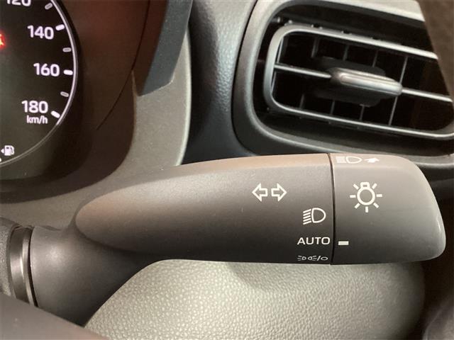 周りが薄暗くなったら自動点灯するオートライトを装備。