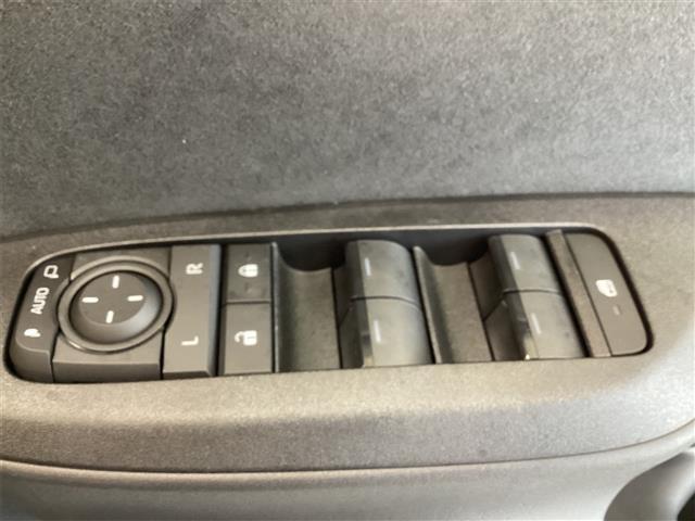 パワーウィンドウのスイッチですよ。運転席に居ながら窓を開け閉めのコントロールできますよ。