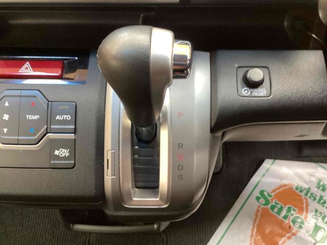 ステップワゴンスパーダ Ｓ　ＥＴＣ　バックカメラ　ナビ　ＴＶ　オートクルーズコントロール　両側電動スライドドア　ＨＩＤ　スマートキー　アイドリングストップ　電動格納ミラー　３列シート　ＣＶＴ　アルミホイール　ＣＤ　ＤＶＤ再生（28枚目）