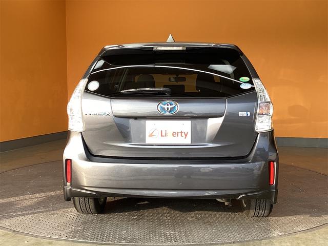 トヨタ プリウスアルファ 13枚目