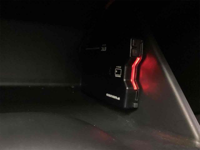 フィット ｅ：ＨＥＶホーム　社外ナビ　ＥＴＣ　バックカメラ　ＴＶ　クリアランスソナー　オートクルーズコントロール　衝突被害軽減システム　オートライト　ＬＥＤヘッドランプ　スマートキー　電動格納ミラー　ＣＶＴ　盗難防止システム（7枚目）