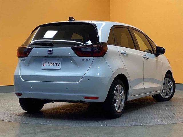 フィット ｅ：ＨＥＶホーム　社外ナビ　ＥＴＣ　バックカメラ　ＴＶ　クリアランスソナー　オートクルーズコントロール　衝突被害軽減システム　オートライト　ＬＥＤヘッドランプ　スマートキー　電動格納ミラー　ＣＶＴ　盗難防止システム（11枚目）