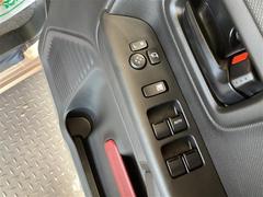 パワーウィンドウのスイッチですよ。運転席に居ながら窓を開け閉めのコントロールできますよ。 3