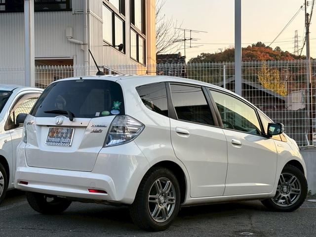フィットハイブリッド シーズ　ファインスタイル　車検２年　禁煙車　シートヒーター　クルーズコントロール　ディーラーナビ　地デジＴＶ　Ｒカメラ　ＥＴＣ（8枚目）