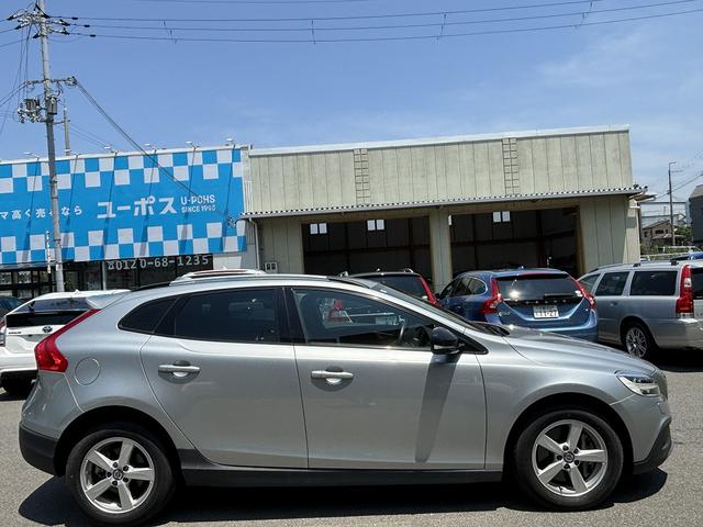 Ｖ４０ クロスカントリー　Ｄ４　サマム　ユーザー買取　黒革シート　ドラレコ　クルコン　ＢＬＩＳ　コーナーセンサー　ＬＥＤヘッドライト　バックカメラ　ルーフレール（14枚目）