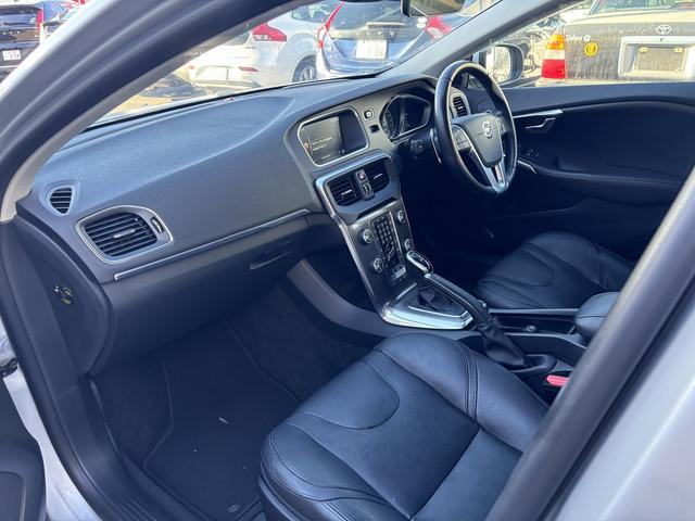 Ｖ４０ Ｔ３　ＳＥ　ＢＬＩＳ　セーフティパッケージ　コーナーセンサー　メーカーナビ　バックカメラ　Ｆ席パワーシート　ＥＴＣ　パドルシフト　黒革シート　純正ＡＷ（15枚目）