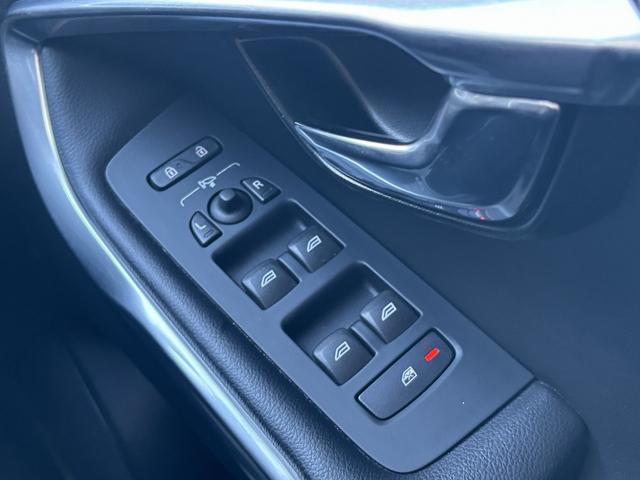 Ｖ４０ Ｔ３　ＳＥ　ＢＬＩＳ　セーフティパッケージ　コーナーセンサー　メーカーナビ　バックカメラ　Ｆ席パワーシート　ＥＴＣ　パドルシフト　黒革シート　純正ＡＷ（26枚目）