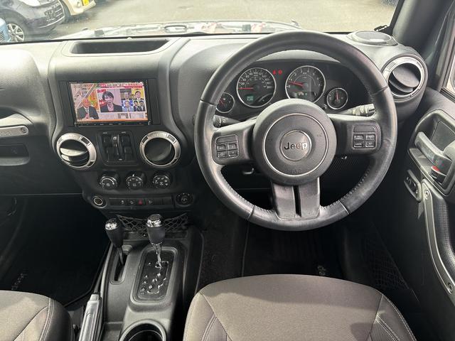 ジープ・ラングラーアンリミテッド サハラ　禁煙車　アルパインサウンド　クルーズコントロール　バックカメラ　Ｆサイドカメラ　背面タイヤ　ＥＴＣ　フルセグ　社外７インチナビ（18枚目）