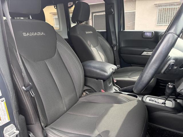 ジープ・ラングラーアンリミテッド サハラ　禁煙車　アルパインサウンド　クルーズコントロール　バックカメラ　Ｆサイドカメラ　背面タイヤ　ＥＴＣ　フルセグ　社外７インチナビ（21枚目）