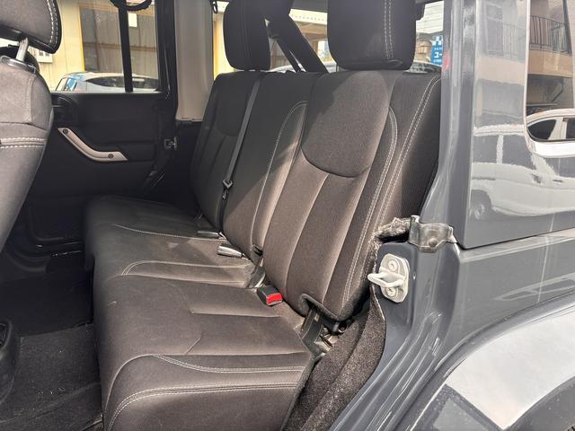 ジープ・ラングラーアンリミテッド サハラ　禁煙車　アルパインサウンド　クルーズコントロール　バックカメラ　Ｆサイドカメラ　背面タイヤ　ＥＴＣ　フルセグ　社外７インチナビ（24枚目）
