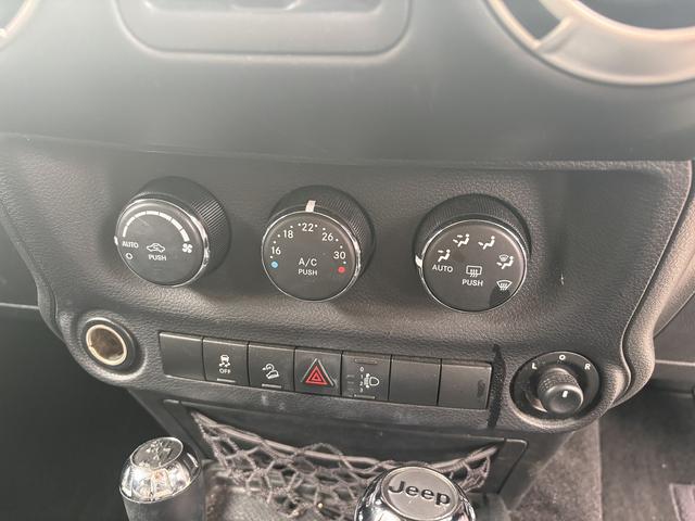 ジープ・ラングラーアンリミテッド サハラ　禁煙車　アルパインサウンド　クルーズコントロール　バックカメラ　Ｆサイドカメラ　背面タイヤ　ＥＴＣ　フルセグ　社外７インチナビ（36枚目）