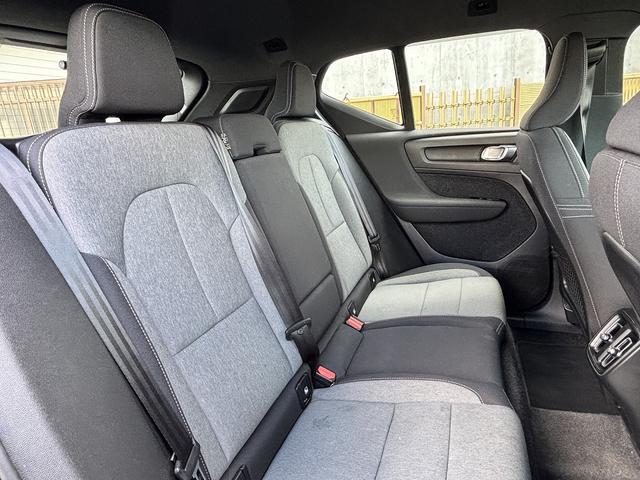 ＸＣ４０ Ｂ４　ＡＷＤ　モメンタム　メーカー純正ナビ　アイスホワイトＰＫＧ　パワーシートＰＫＧ　バーサティリィＰＫＧ　クライメートＰＫＧ　ハンズフリーパワーバックドア　全周囲モニター　ＥＴＣ　フルセグＴＶ（27枚目）