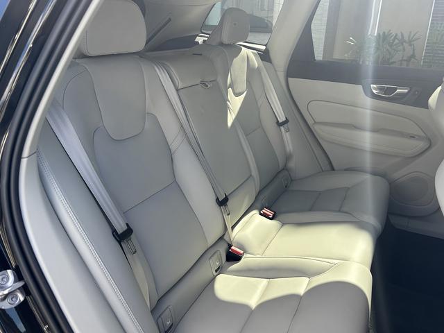 XC60 B5 AWD インスクリプション Google搭載純正ナビ ヘッドアップディスプレイ ハーマンカードン 前後シートヒーター シートエアコン パワーバックドア 白革シート(19枚目)