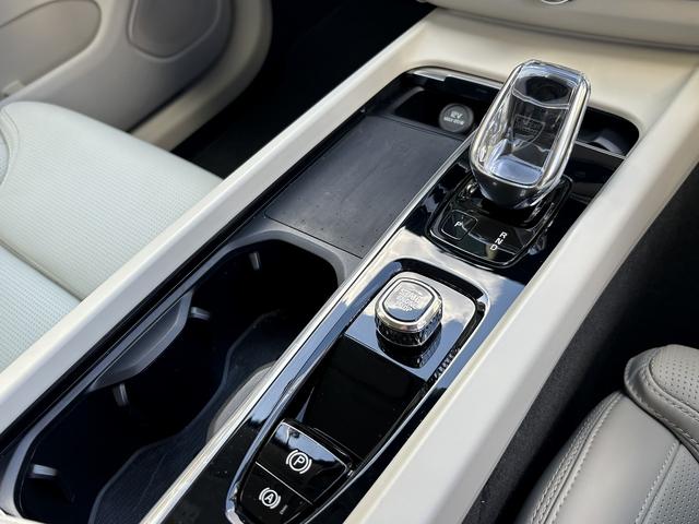 XC60 B5 AWD インスクリプション Google搭載純正ナビ ヘッドアップディスプレイ ハーマンカードン 前後シートヒーター シートエアコン パワーバックドア 白革シート(29枚目)
