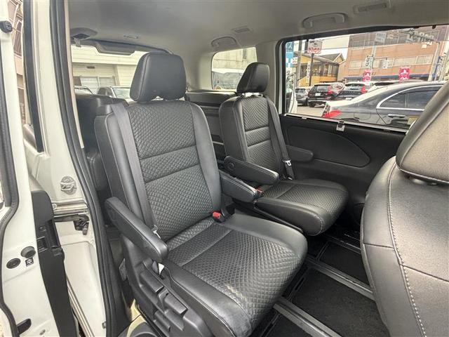 セレナ ｅ－パワー　ハイウェイスターＶ　１０インチディーラー純正ナビ　全周囲モニター　バックカメラ　両側パワースライドドア　フルセグＴＶ　クルコン　ステアリングヒーター　ドラレコ　シートヒーター　エマブレ（17枚目）