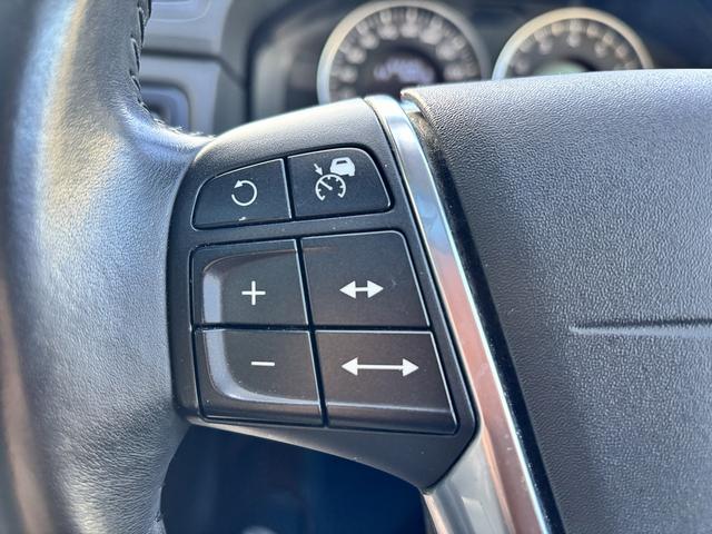 V70 オーシャンレースエディション サンルーフ コーナーセンサー BLIS ドライブレコーダー メーカー純正ナビ バックカメラ パワーバックドア スマートキー ETC レーンキーピング(28枚目)