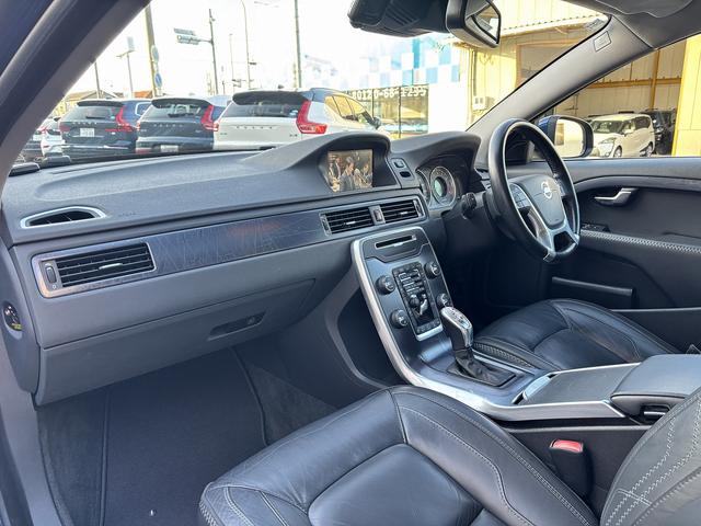 V70 オーシャンレースエディション サンルーフ コーナーセンサー BLIS ドライブレコーダー メーカー純正ナビ バックカメラ パワーバックドア スマートキー ETC レーンキーピング(39枚目)