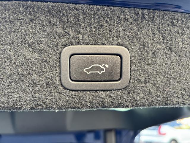 V70 オーシャンレースエディション サンルーフ コーナーセンサー BLIS ドライブレコーダー メーカー純正ナビ バックカメラ パワーバックドア スマートキー ETC レーンキーピング(51枚目)