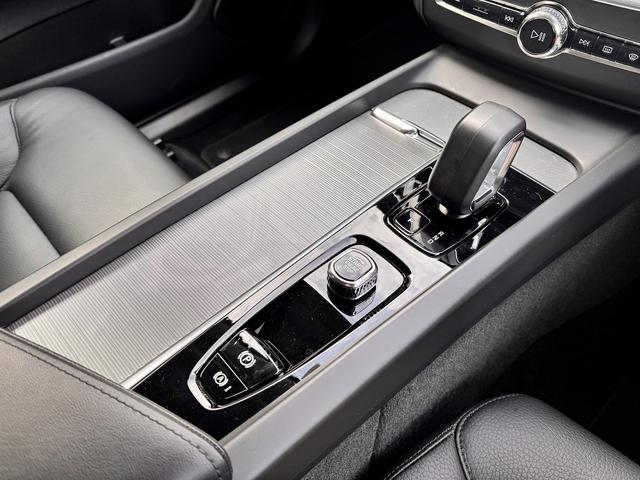 ＸＣ６０ プラス　Ｂ５　Ｇｏｏｇｌｅマップ　全周囲モニター　全席シートヒーター　置くだけ充電　衝突軽減システム　車線逸脱警報　ブラインドスポット　レーダークルーズ　ＥＴＣ（21枚目）