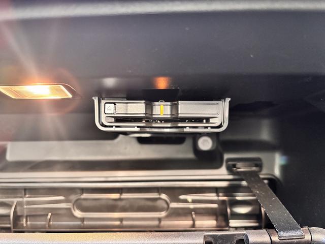 ＸＣ４０リチャージ リチャージ　プラスシングルモーター　Ｇｏｏｇｌｅマップ　ＡｐｐｌｅＣａｒＰｌａｙ　全周囲モニター　ブラインドスポット　レーダークルーズコントロール　衝突軽減システム　車線逸脱警報　置くだけ充電（29枚目）