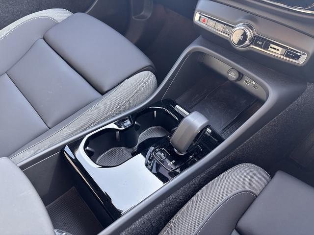 ＸＣ４０リチャージ リチャージ　プラスシングルモーター　Ｇｏｏｇｌｅマップ　ＡｐｐｌｅＣａｒＰｌａｙ　全周囲モニター　ブラインドスポット　レーダークルーズコントロール　衝突軽減システム　車線逸脱警報　置くだけ充電（35枚目）