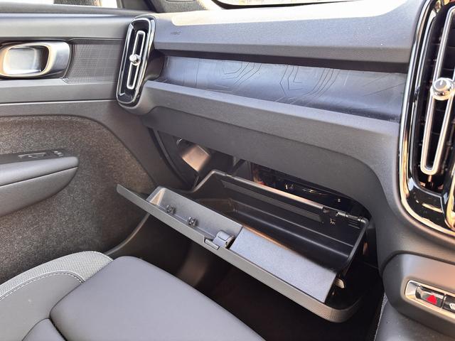 ＸＣ４０リチャージ リチャージ　プラスシングルモーター　Ｇｏｏｇｌｅマップ　ＡｐｐｌｅＣａｒＰｌａｙ　全周囲モニター　ブラインドスポット　レーダークルーズコントロール　衝突軽減システム　車線逸脱警報　置くだけ充電（36枚目）