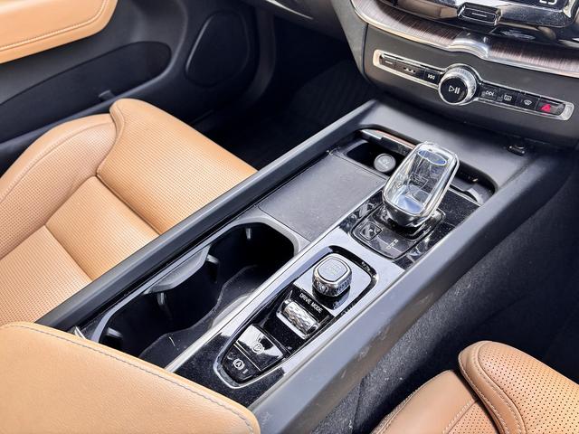 ＸＣ６０ Ｂ５　ＡＷＤ　インスクリプション　ユーザー買取　ｈａｒｍａｎ／ｋａｒｄｏｎ　後席シートヒーター　アルパイン後席モニター　ワイヤレス充電　ヘッドアップディスプレイ　ブラインドスポット　全周囲モニター　エアーシート（34枚目）