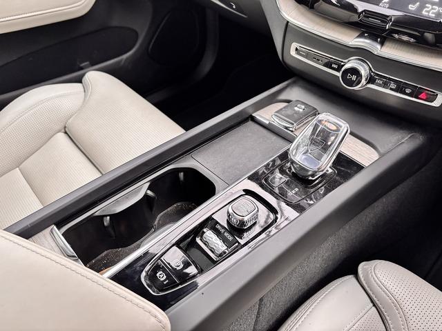 ＸＣ６０ リチャージＰＨＶＴ８ＡＷＤインスクリプシンエクスプレ　Ｂｏｗｅｒｓ＆Ｗｉｌｋｉｎｓ　クリスタルシフト　後席シートヒーター　ワイヤレス充電　ハンズフリーパワーバックドア　全周囲モニター　エアーシート　ＥＴＣ（34枚目）