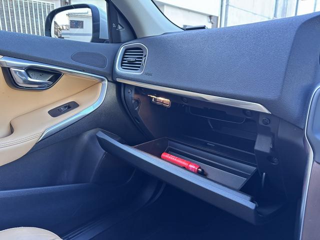 Ｖ４０ Ｄ４　インスクリプション　ｈａｒｍａｎ／ｋａｒｄｏｎ　メーカーナビ　バックモニター　シートヒーター　パワーシート　前席パワーシート　衝突軽減システム　車線逸脱警報　レーダークルーズコントロール（24枚目）