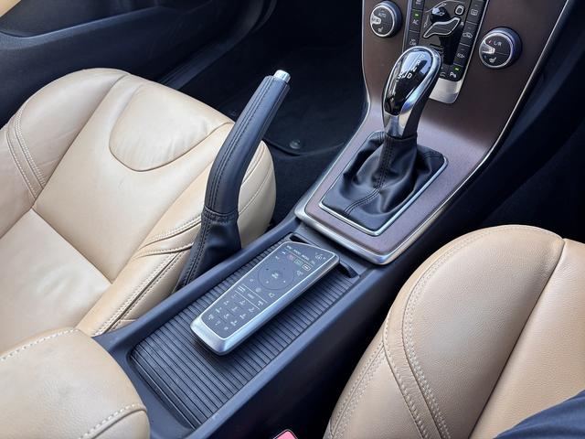 Ｖ４０ Ｄ４　インスクリプション　ｈａｒｍａｎ／ｋａｒｄｏｎ　メーカーナビ　バックモニター　シートヒーター　パワーシート　前席パワーシート　衝突軽減システム　車線逸脱警報　レーダークルーズコントロール（27枚目）