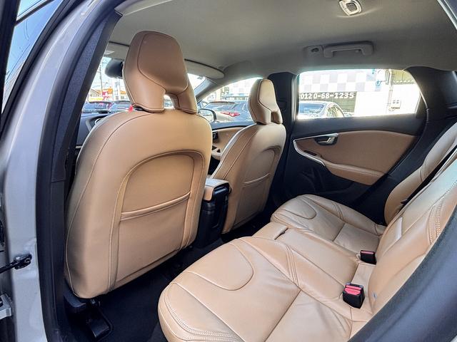 Ｖ４０ Ｄ４　インスクリプション　ｈａｒｍａｎ／ｋａｒｄｏｎ　メーカーナビ　バックモニター　シートヒーター　パワーシート　前席パワーシート　衝突軽減システム　車線逸脱警報　レーダークルーズコントロール（30枚目）