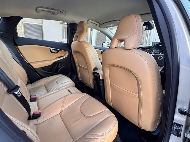 Ｖ４０ Ｄ４　インスクリプション　ｈａｒｍａｎ／ｋａｒｄｏｎ　メーカーナビ　バックモニター　シートヒーター　パワーシート　前席パワーシート　衝突軽減システム　車線逸脱警報　レーダークルーズコントロール（31枚目）