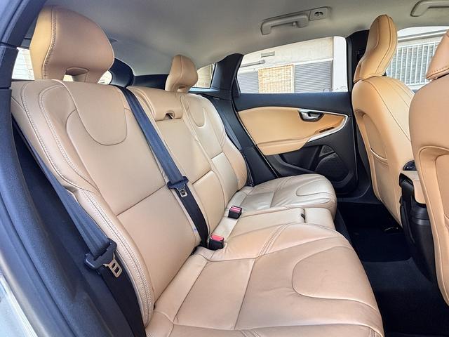 Ｖ４０ Ｄ４　インスクリプション　ｈａｒｍａｎ／ｋａｒｄｏｎ　メーカーナビ　バックモニター　シートヒーター　パワーシート　前席パワーシート　衝突軽減システム　車線逸脱警報　レーダークルーズコントロール（43枚目）