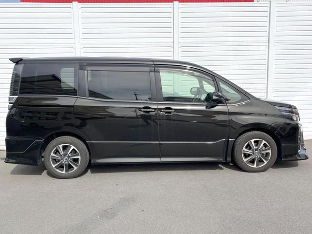 ヴォクシー ZS 7人乗り TRDエアロ 純正10インチナビ 後席モニター バックカメラ 両側電動スライドドア 衝突被害軽減システム 禁煙車 スマートキー LEDヘッドライト ETC クルコン オートハイビーム(18枚目)