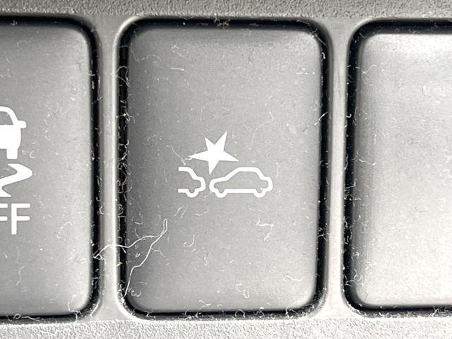 【三菱ｅ-Ａｓｓｉｓｔ】走行中に前方の車両等を認識し、衝突しそうな時は警報とブレーキで衝突回避と被害軽減をアシスト。より安全にドライブをお楽しみいただけます。