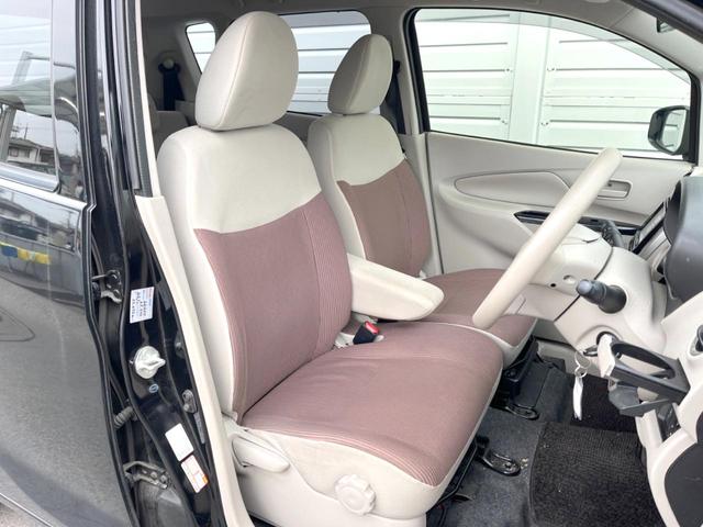 運転席まわりには十分なスペースがあり、大柄な方でもゆったり運転していただける環境です。