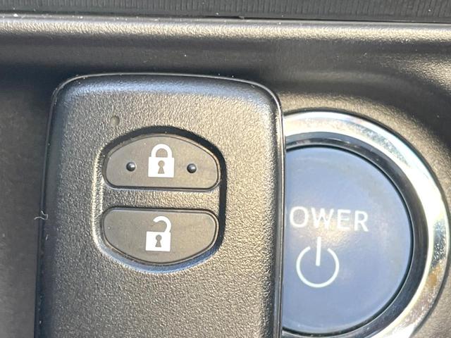 アクア クロスオーバー　純正ナビ　バックカメラ　衝突軽減装置　禁煙車　ハーフレザーシート　コーナーセンサー　スマートキー　ＬＥＤヘッドライト　ＥＴＣ　１オーナー　純正１６インチＡＷ　車線逸脱警報　オートライト　オートエアコン（8枚目）