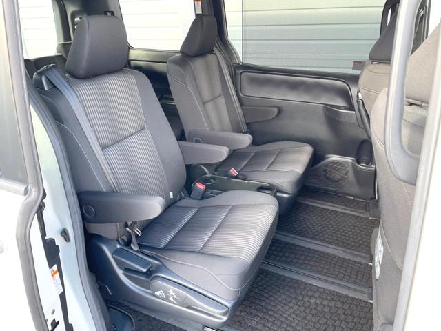 ヴォクシー ＺＳ　７人乗り　純正１０インチナビ　バックカメラ　電動スライドドア　衝突被害軽減システム　スマートキー　ＬＥＤヘッドライト　ＥＴＣ　クルコン　純正１６インチＡＷ　オートハイビーム　オートライト　１オーナー（10枚目）