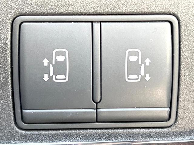 セレナ ライダー　Ｖセレクション　ブラックレザー　両側電動スライド　純正９インチナビ　後席モニター　全周囲カメラ　衝突軽減装置　プロパイロット　禁煙車　２トーンカラー　本革シート　コーナーセンサー　スマートキー　ＬＥＤ　ＥＴＣ　デジタルインナーミラー（6枚目）