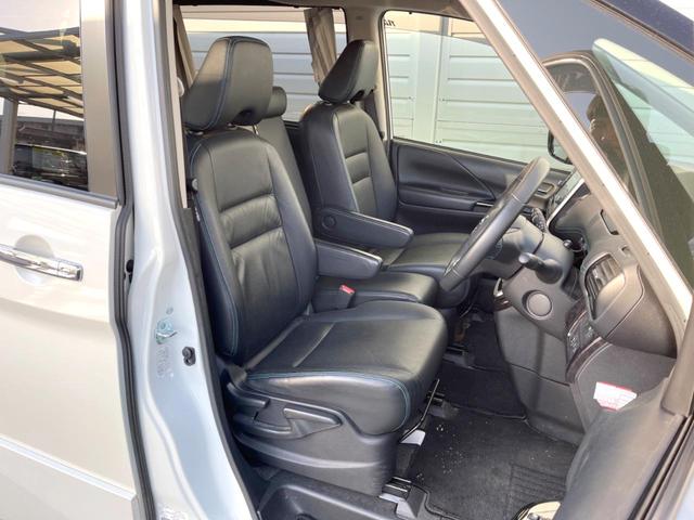 セレナ ライダー　Ｖセレクション　ブラックレザー　両側電動スライド　純正９インチナビ　後席モニター　全周囲カメラ　衝突軽減装置　プロパイロット　禁煙車　２トーンカラー　本革シート　コーナーセンサー　スマートキー　ＬＥＤ　ＥＴＣ　デジタルインナーミラー（9枚目）