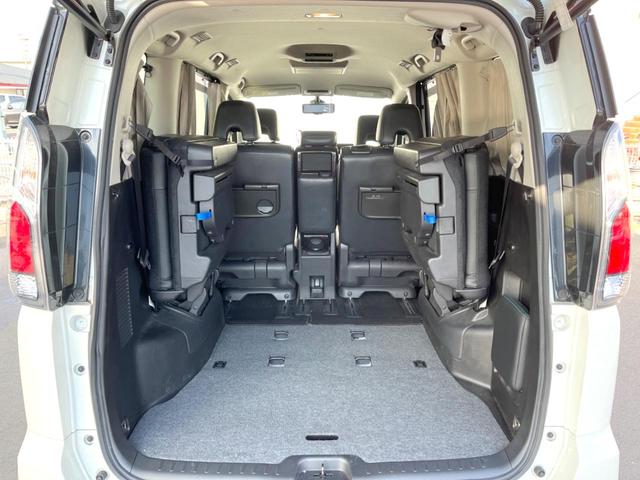 セレナ ライダー　Ｖセレクション　ブラックレザー　両側電動スライド　純正９インチナビ　後席モニター　全周囲カメラ　衝突軽減装置　プロパイロット　禁煙車　２トーンカラー　本革シート　コーナーセンサー　スマートキー　ＬＥＤ　ＥＴＣ　デジタルインナーミラー（12枚目）