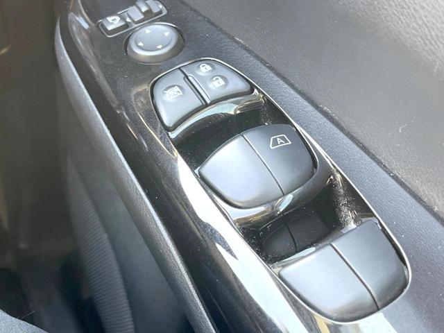 セレナ ライダー　Ｖセレクション　ブラックレザー　両側電動スライド　純正９インチナビ　後席モニター　全周囲カメラ　衝突軽減装置　プロパイロット　禁煙車　２トーンカラー　本革シート　コーナーセンサー　スマートキー　ＬＥＤ　ＥＴＣ　デジタルインナーミラー（67枚目）