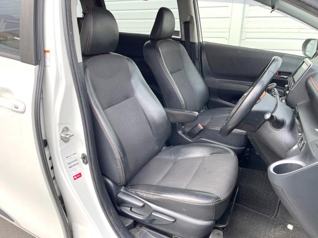 シエンタ ハイブリッドＧ　クエロ　７人乗り　純正ナビ　バックカメラ　後席モニター　両側電動スライドドア　衝突被害軽減システム　禁煙車　ハーフレザーシート　シートヒーター　スマートキー　ＬＥＤヘッドライト　オートハイビーム　車線逸脱警報（8枚目）