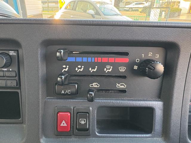 【展示スペース】屋内展示場完備！　雨の日や夜間にご来店の場合でも、ＬＥＤ照明付きの展示場にて、ゆっくり、しっかりとお車をご確認頂けます☆彡