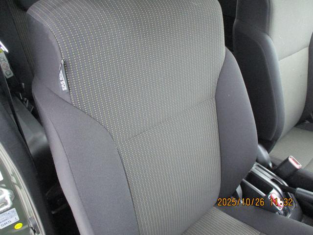 ジムニー ＸＣ　　４ＷＤ　純正ナビ　バックカメラ　ＥＴＣ　バックカメラ　オートライト　純正ナビ　プッシュスタート　シートヒーター　オートエアコン　衝突被害軽減システム　４ＷＤ　横滑り防止機能　盗難防止システム（5枚目）