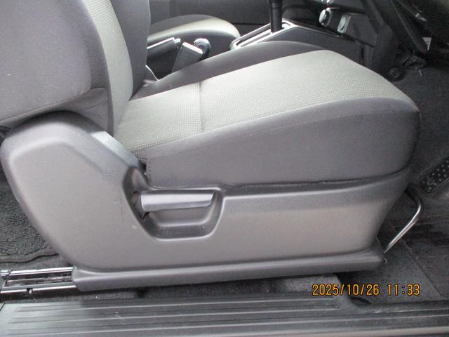 ジムニー ＸＣ　　４ＷＤ　純正ナビ　バックカメラ　ＥＴＣ　バックカメラ　オートライト　純正ナビ　プッシュスタート　シートヒーター　オートエアコン　衝突被害軽減システム　４ＷＤ　横滑り防止機能　盗難防止システム（6枚目）